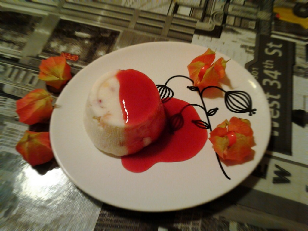 Cassata di frutta di stagione con coulis di prugne