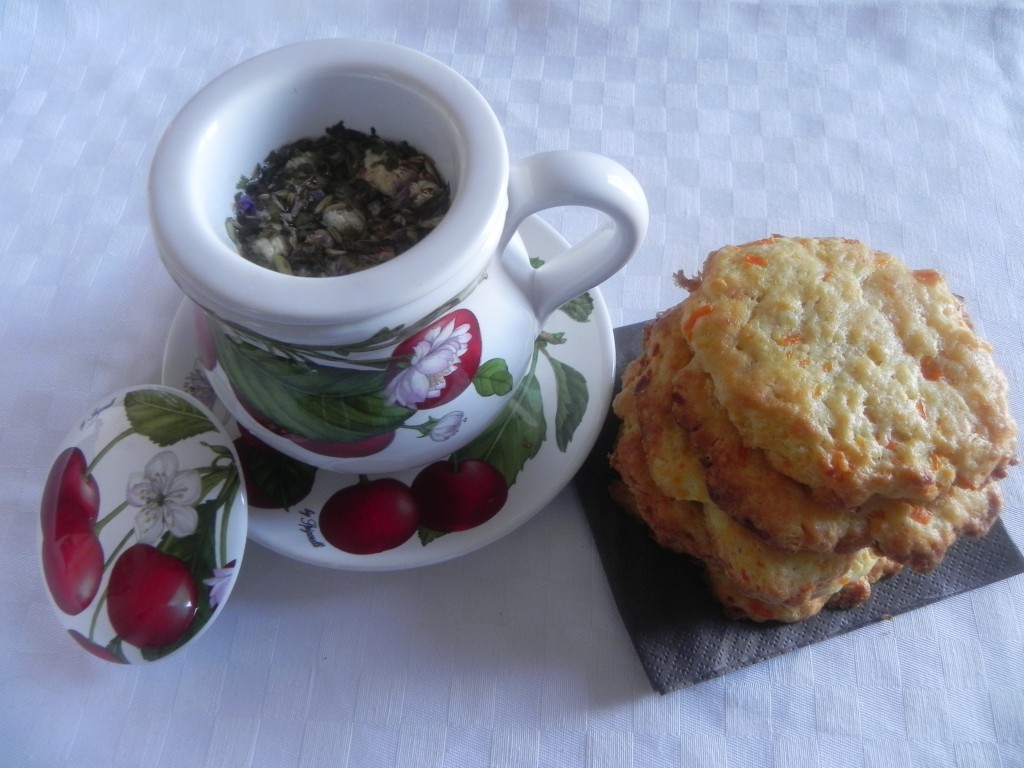 Biscotti alle carote e infuso alle erbe